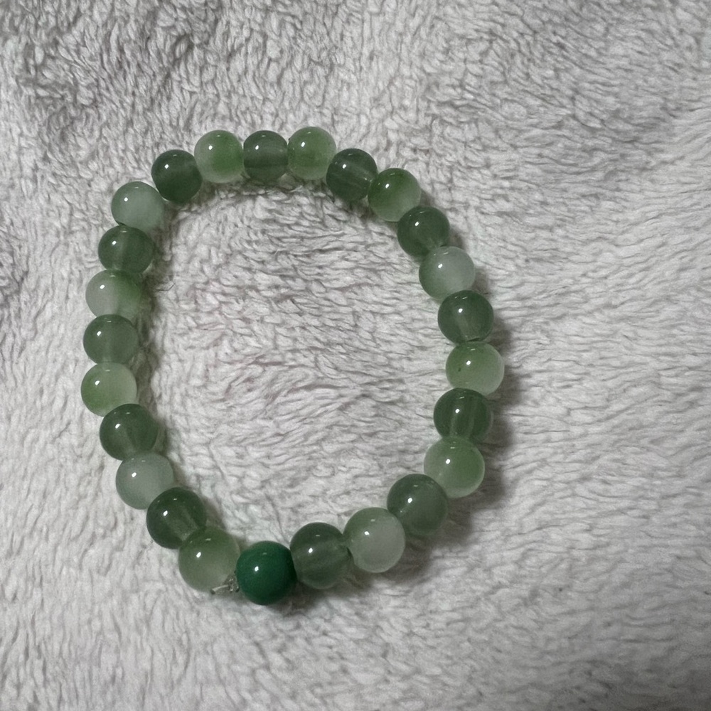 Lot of Four Shades of Green Beaded Bracelets, Size 7” - Picture 4 of 5